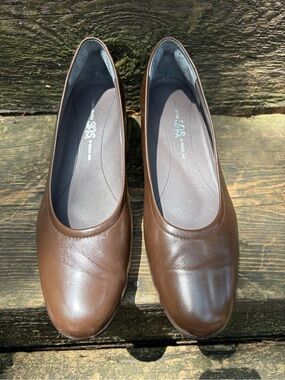 SAS Regina Brown Leather Women's Rounded-Toe Slip-On Pumps